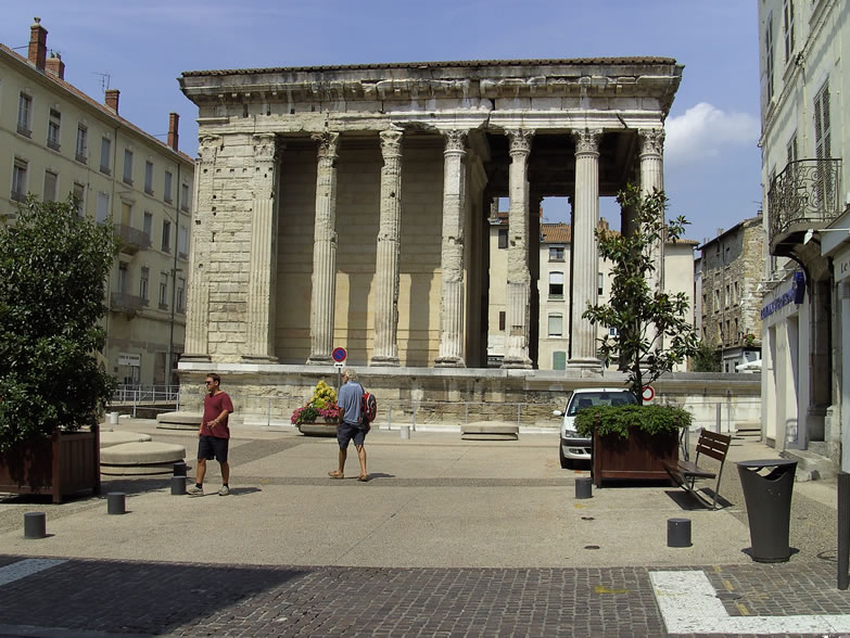 VISIT VIENNE La Maison Carr&eacute;e